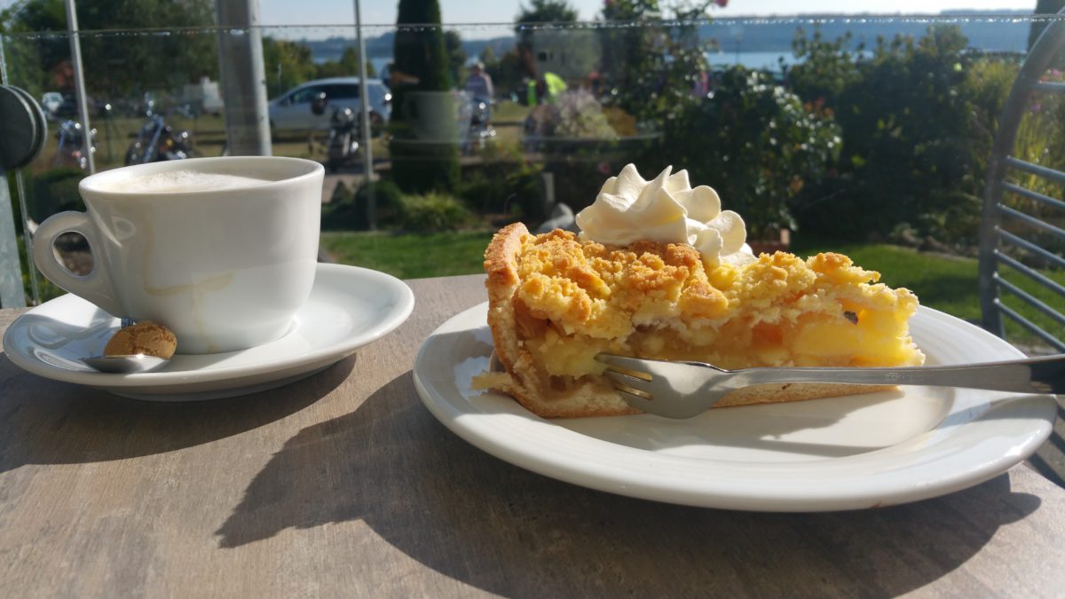 Beim Hochreiter in Enderndorf genießt man Kaffee und Kuchen mit Seeblick