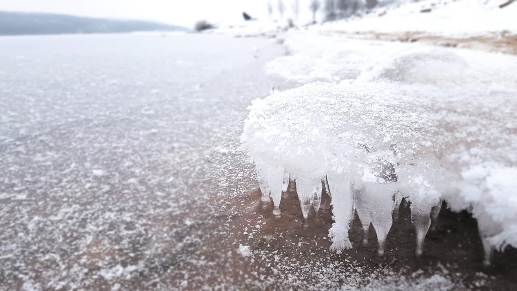 Das Eis hat am Ufer des Sees faszinierende Skulpturen gebildet