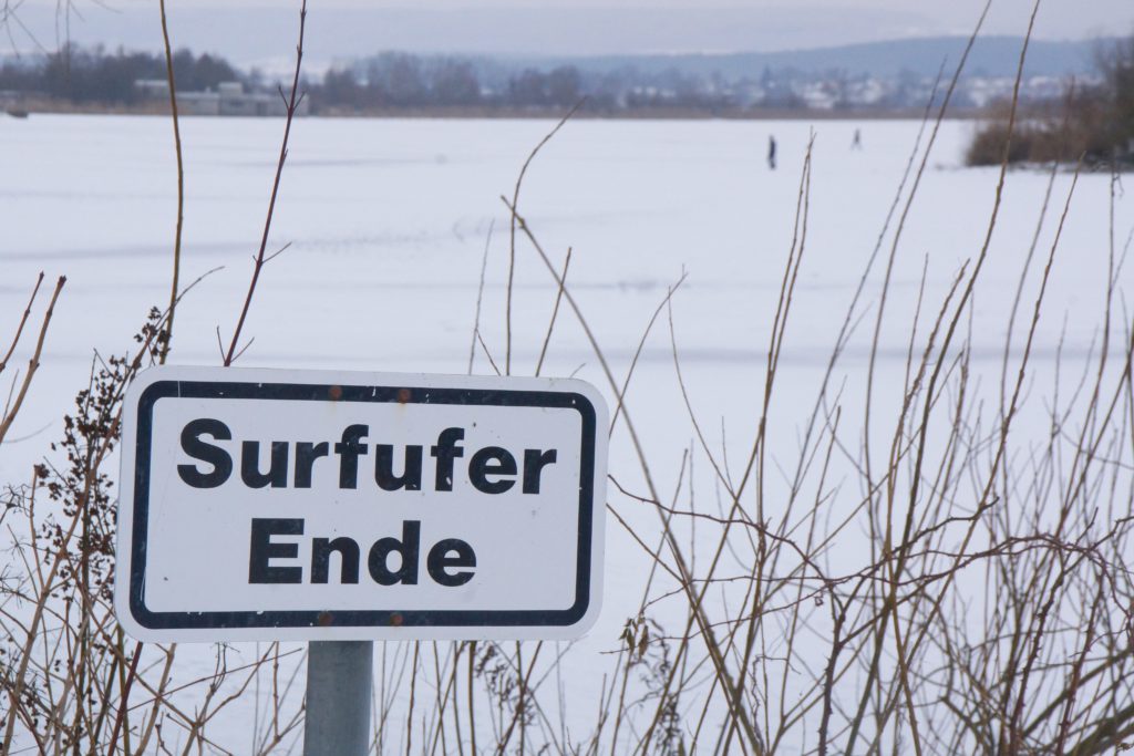 Surfer tun sich momentan am Altmühlsee schwer.