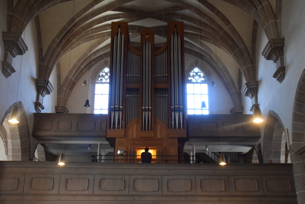 Voll besetzte Kirche bei der "Orgelmusik zur Marktzeit"