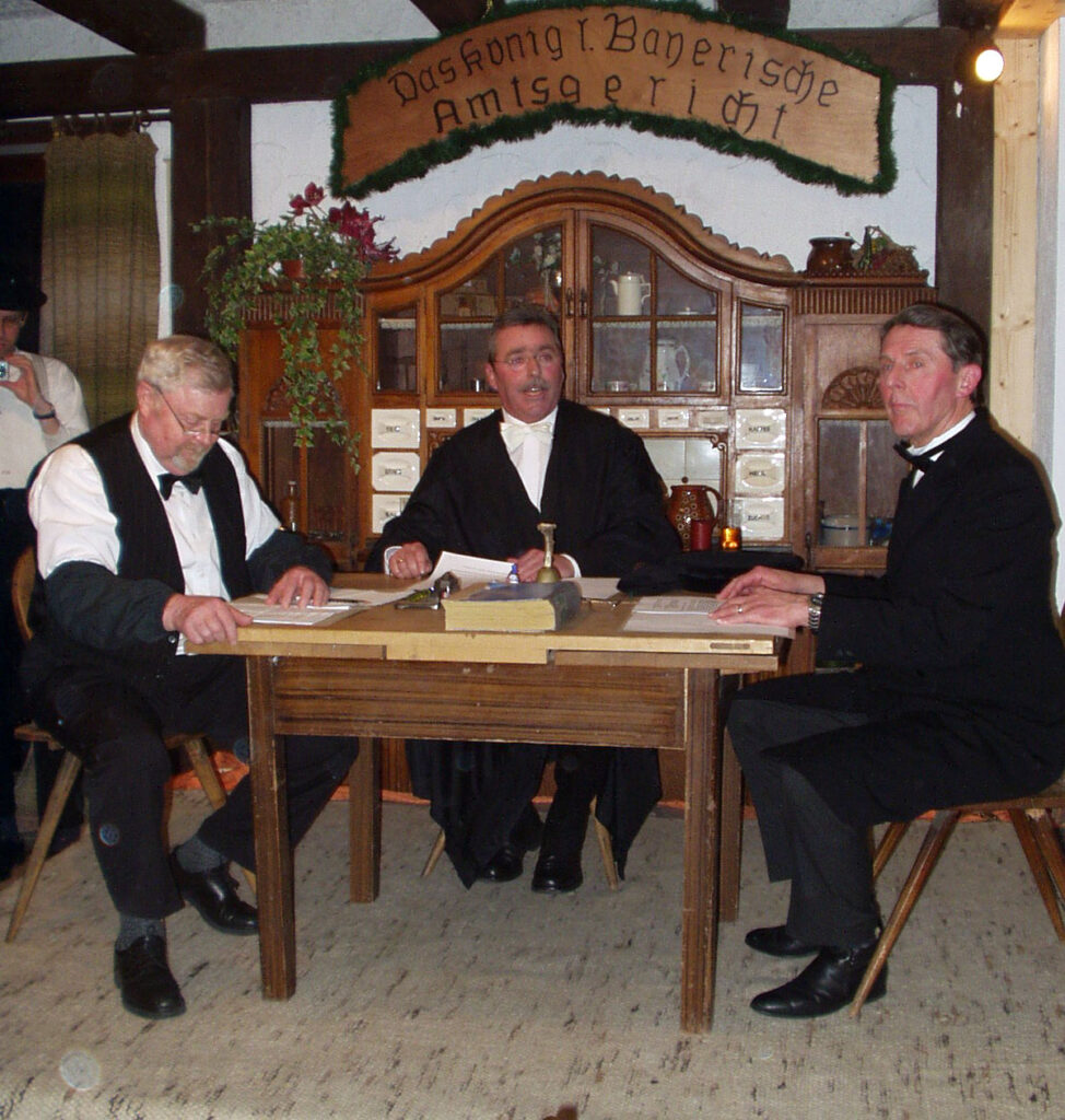 Oskar Kratz, Rudi und Gerhard Herrmann (v.l.) beim "Königlich Bayerischen Amtsgericht" bei der Lichtmessfeier in Wald 2005 | Foto: Vera Held